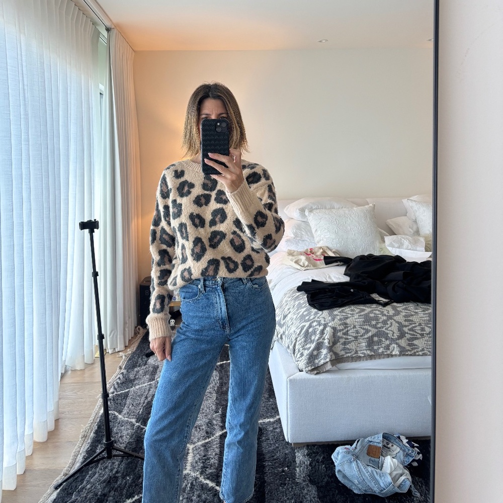 PINK Victoria Secret leopard sweater with v in the back, good condition